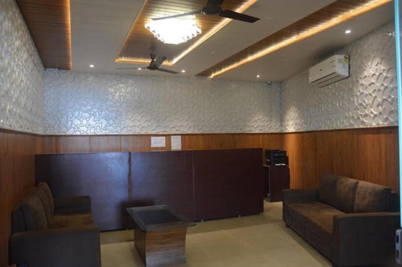 Krazy Hotel Haldwāni エクステリア 写真