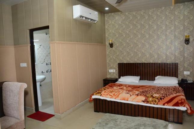Krazy Hotel Haldwāni エクステリア 写真