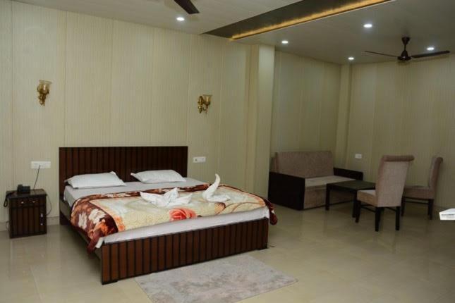 Krazy Hotel Haldwāni エクステリア 写真
