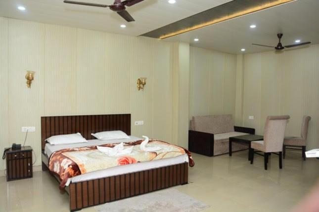 Krazy Hotel Haldwāni エクステリア 写真